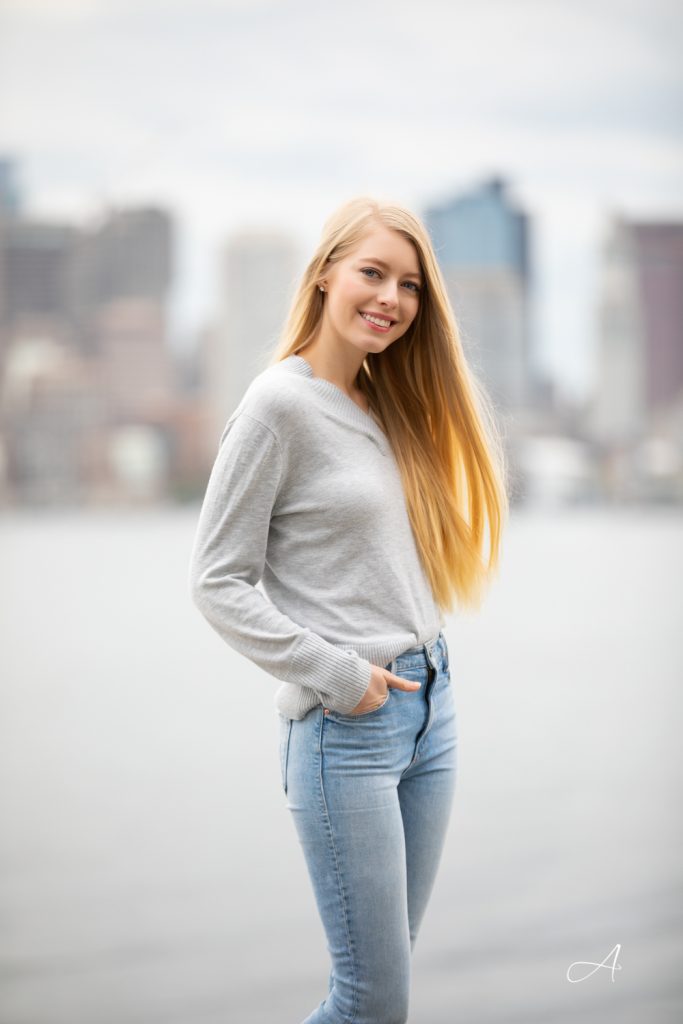 light grey sweater and blue jeans for a city stroll